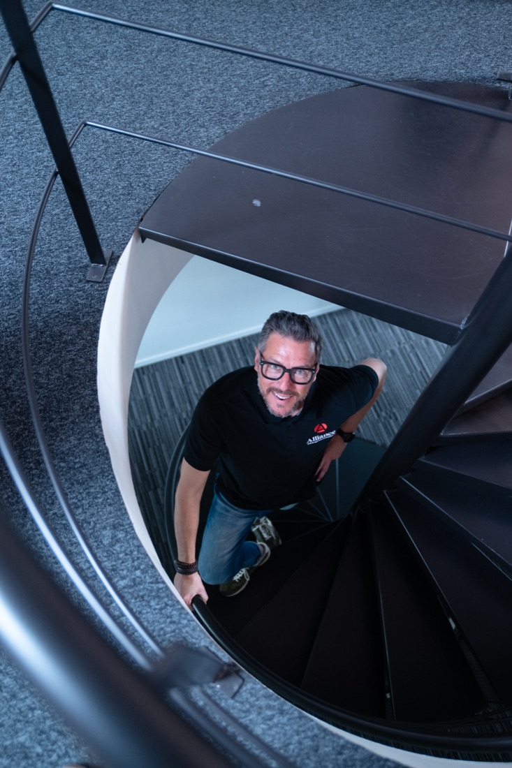 Conseiller Alliance Partners dans l'escalier de l'agence