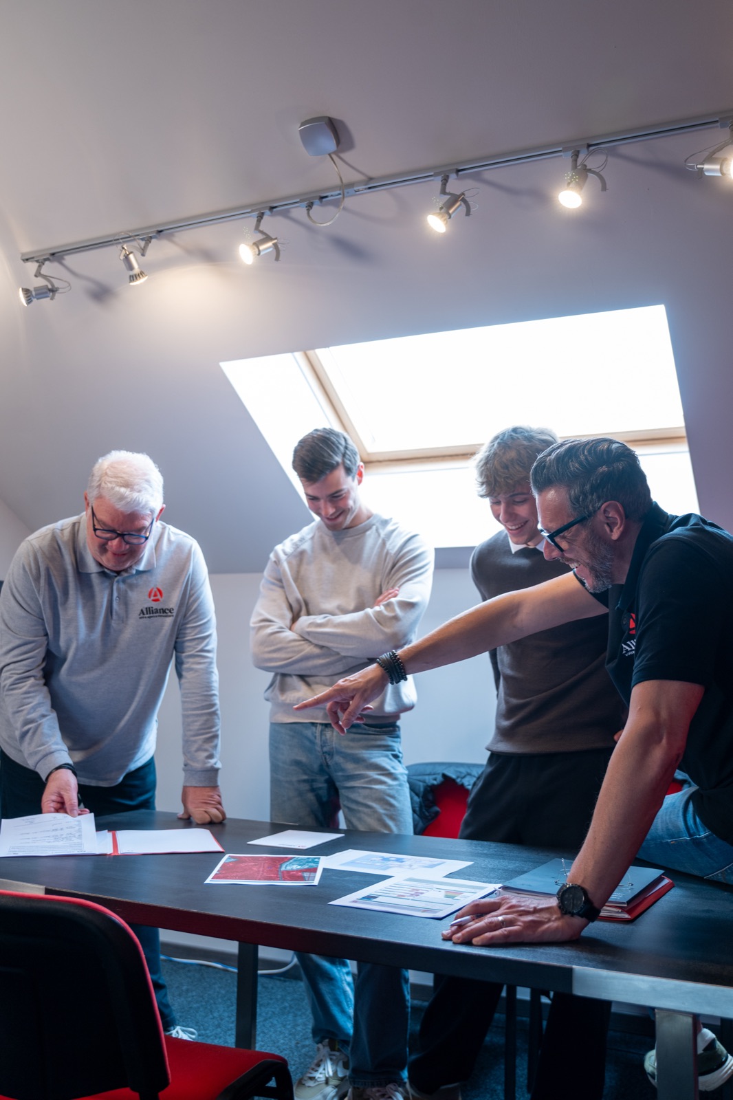 L'équipe Alliance Partners analyse les plans d'un bien